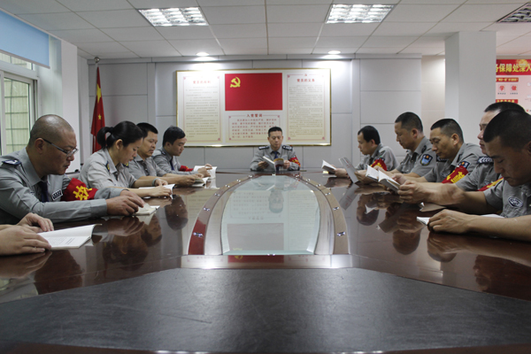 保安員利用休息時(shí)間讀書學(xué)習(xí)