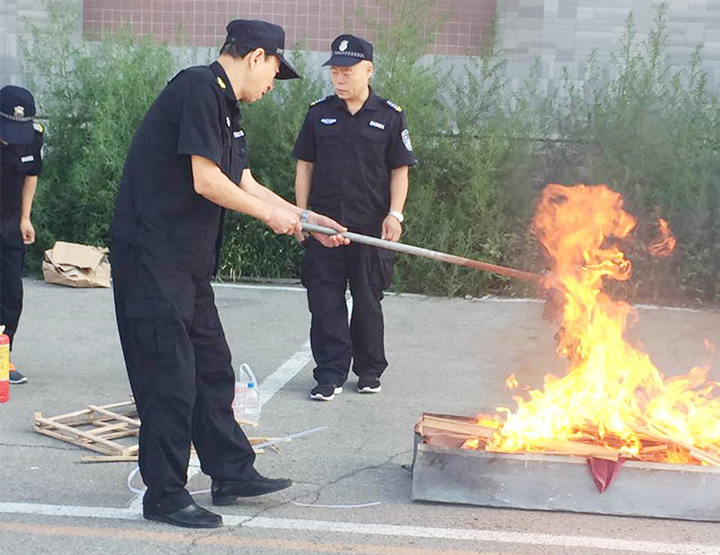 隊(duì)員參加消防演練