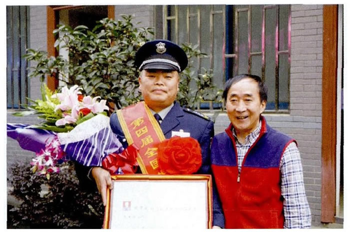 周華成和公司領(lǐng)導(dǎo)合影